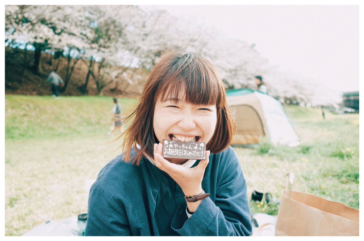 dnmk98's tweet photo. 今年もみんなでお花見できてよかった🌸 おんなじ場所に7時間いた。笑 あ〜〜楽しかった！しあわせ！
どんべいは人数分のプチお弁当とフルーツセット係✌︎ https://t.co/kTK4jb2iAc