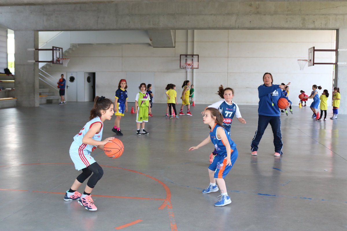 FGB_Baloncesto's tweet photo. VII Harmonización Minibasket e Preminibasket. O Grupo 2️⃣0️⃣1️⃣0️⃣ pechando a quenda de traballo en horario de mañá no @cm_peleteiro https://t.co/0FHvzcefpu