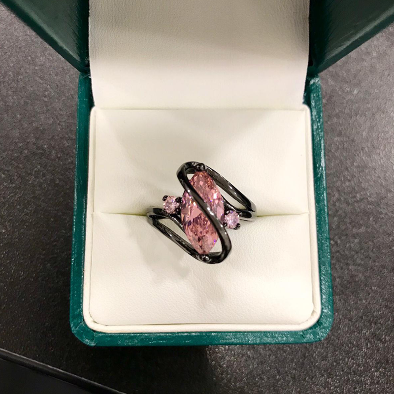 Add some sparkle to your day with this 1.70ct marquise pink sapphire set in black gold! 😍 💍

shopprestige.com/product-catego…

#BlackGold #GoldForSale #Gold #Sapphire #PinkSapphire #Jewellery #GoldRing #LuxuryRing #PoshPawn #Pawnbrokers #PrestigePawnbrokers