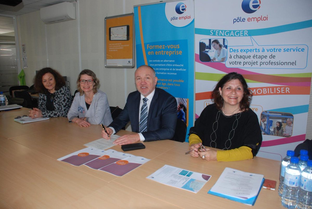 ZAMPOLINImarc's tweet photo. #poleemploi #var signe une convention de #Partenariat avec l’@AFT_TL pour répondre aux difficultés de #Recrutement des #Entreprises du secteur #Transport #Logistique. Découvrez l’article de @Var_Matin, présent à cette signature à l'agence de #Brignoles ➡️ https://t.co/v62OAHhWdd https://t.co/bfhTpfWkiY