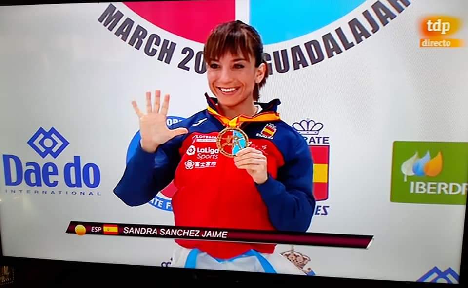 sandrasankarate's tweet photo. 🥇Pentacampeona De Europa!
GRACIAS a todos los q me anima..la Familia, mi maestro Javier, feliz cumple y a ti Jesús, es increíble mirar atrás y saber donde estamos y aun más increíble, mirar hacia delante y sonreír con ilusión y ganas d seguir trabajando!
#EuroKarate2019 #Gold https://t.co/hgx1DXRYjy