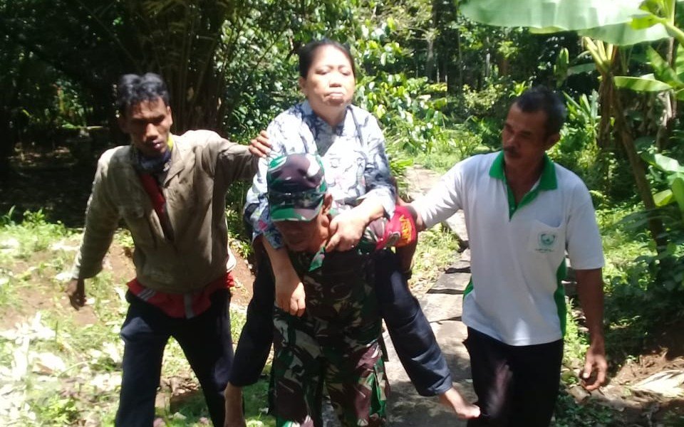 barbatopdesain's tweet photo. Bentuk Kepedulian Babinsa Koramil 1313/Banjar Kodim 0613/Ciamis Gendong Warga yang Sakit https://t.co/CwZ3fBxpFL https://t.co/kK11RkWlIt