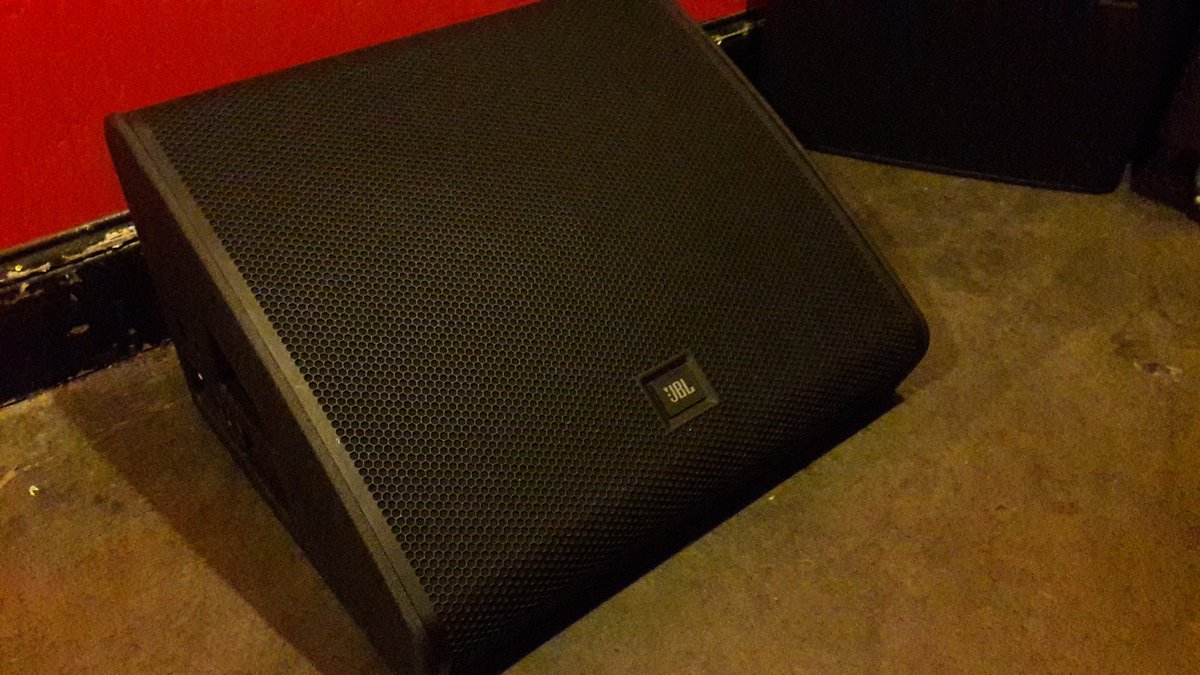 paulybsound's tweet photo. Hey @aceofspadessac, you've added killer new @TheJBLpro #vtx monitors, might as well add a proper vtx FOH line array and get rid of that useless @BosePro #RoomMatch shit. They're giving that garbage away for a reason... https://t.co/vS5ZsYuroa