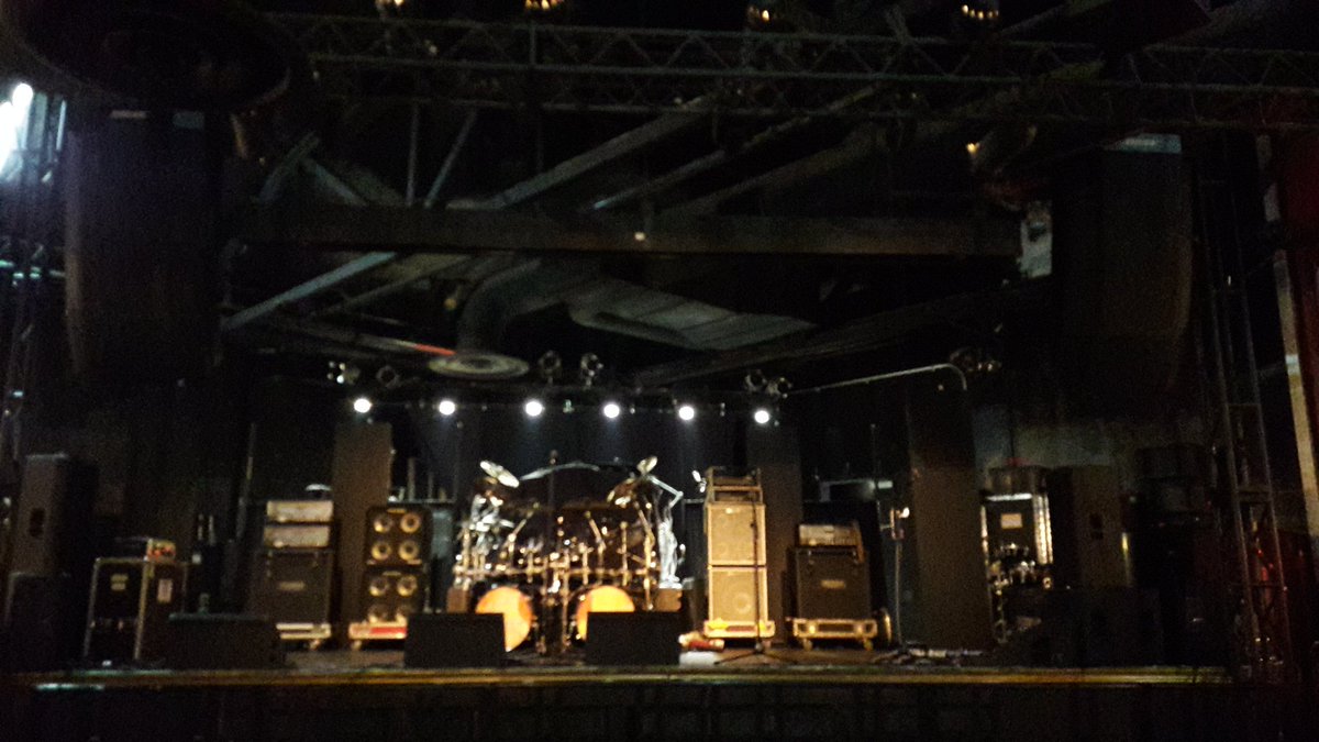 paulybsound's tweet photo. Hey @aceofspadessac, you've added killer new @TheJBLpro #vtx monitors, might as well add a proper vtx FOH line array and get rid of that useless @BosePro #RoomMatch shit. They're giving that garbage away for a reason... https://t.co/vS5ZsYuroa