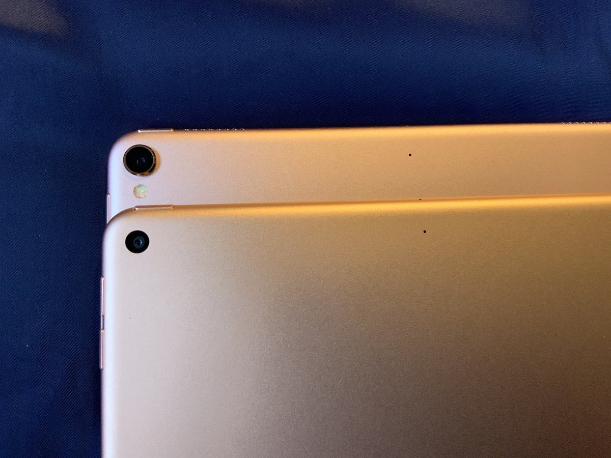 TERUNZO's tweet photo. 新型 iPad Airと iPad Pro 10.5㌅の背面カメラ周り
12メガピクセルの10.5㌅ Proが出張ってる
#iPadAir #iPadAir3 #iPad #タブレット #ゴールド #GOLD #アップル #Apple #新製品 #開封 #iPadPro #iPadPro105 #Rosegold #ローズゴールド #カメラ #背面カメラ #iPadPro https://t.co/67PimweiLL