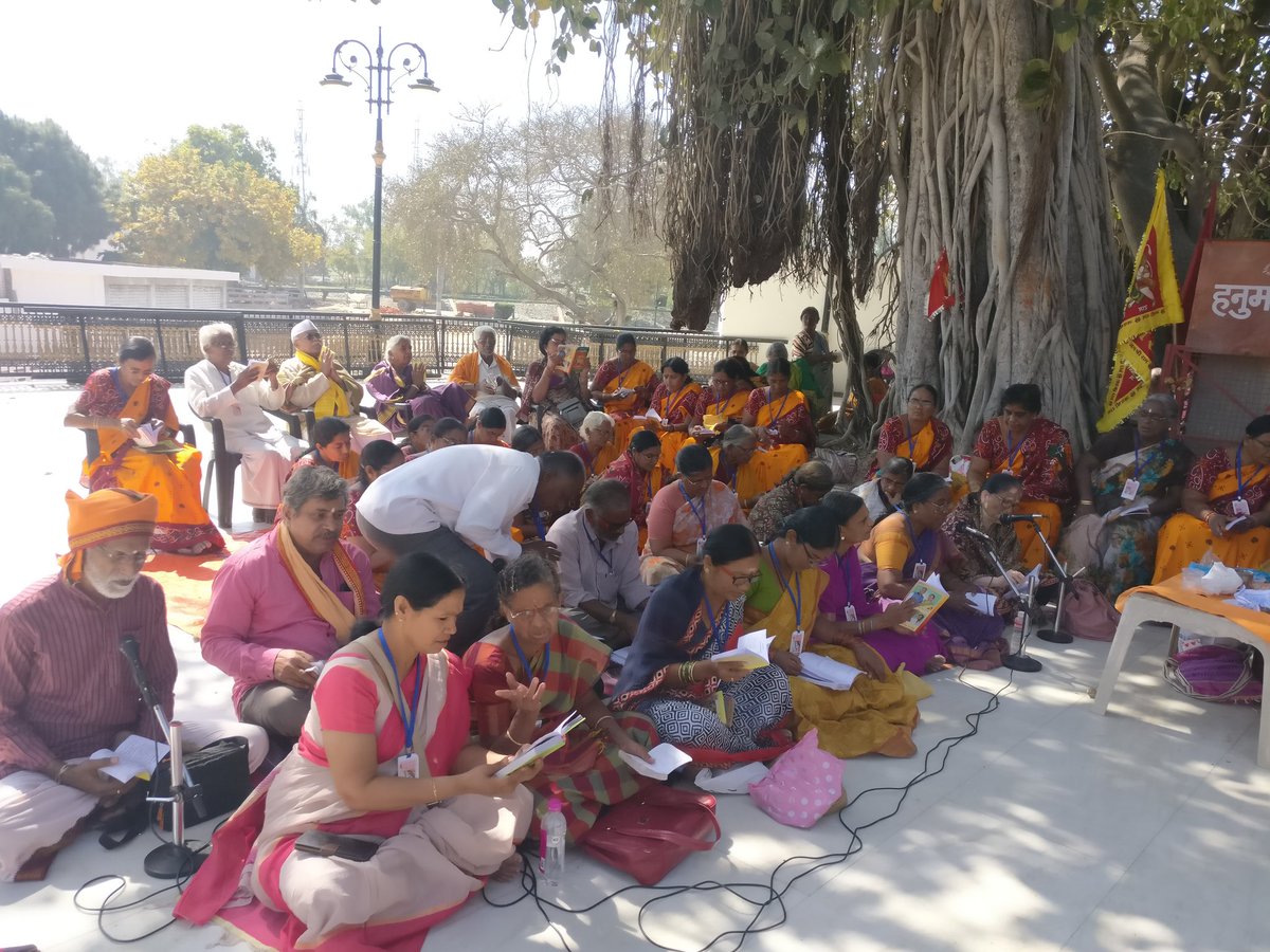 And under the shade , I found a big group of pilgrims from Andhra Pradesh, sitting and reciting the shlokas from Bhagvad Geeta