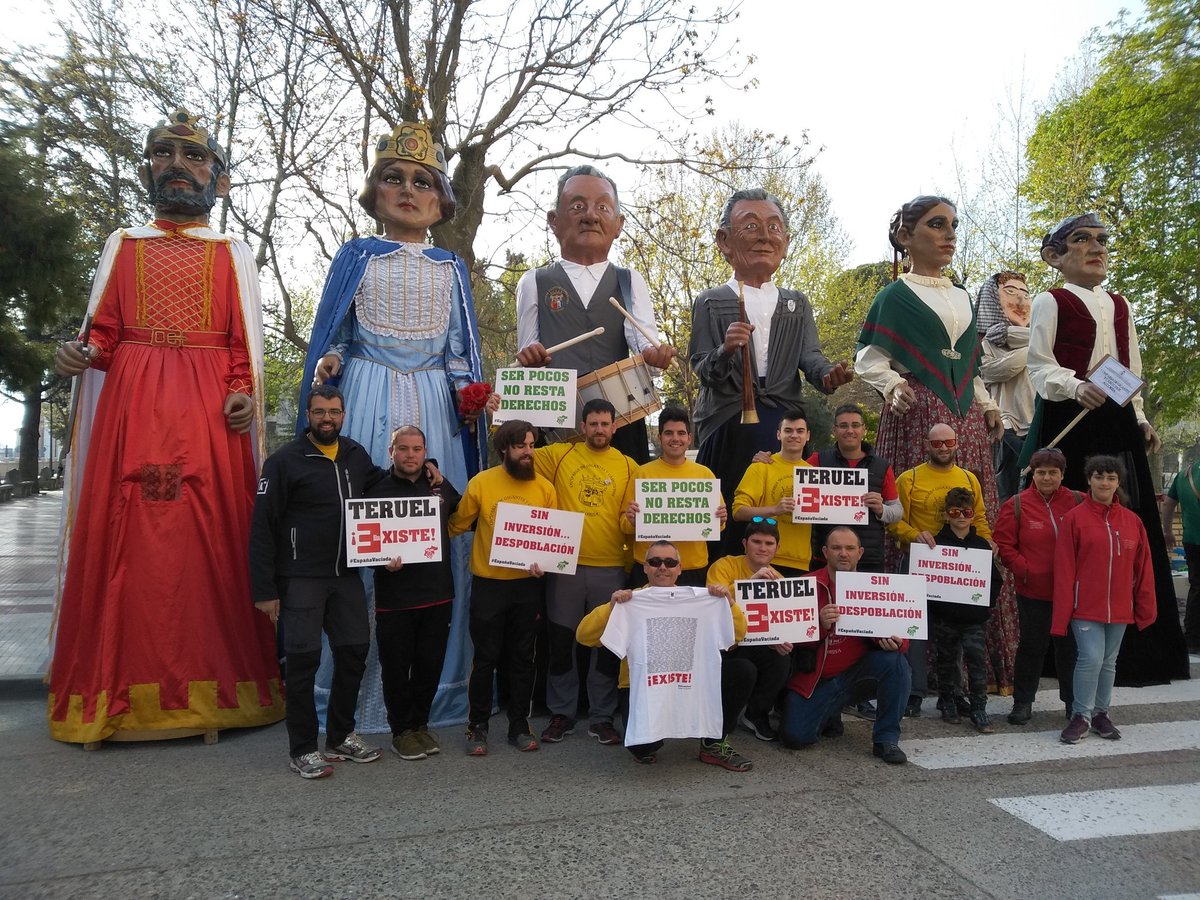 GigantesAlcoris's tweet photo. En #Borja celebrando su 130 aniversario. Nos hubiera encantado ir a la manifestación de la #EspañaVaciada en Madrid. Sirva esta foto de apoyo a la causa @TeruelExiste_ https://t.co/OcVx1hdnMw