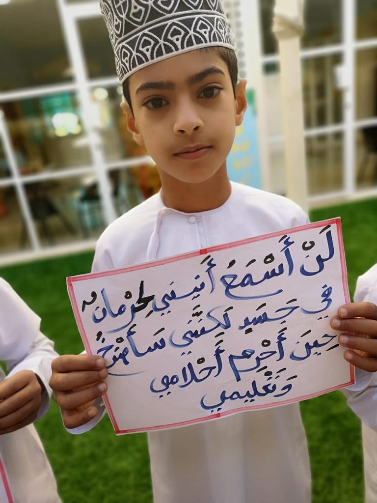althqafa_reader's tweet photo. نفذت معلمات المجال الأول فكرة الحكواتي من ضمن مشاريع وثيقة القراءة بحيث يقوم كل خميس اختيار طالب يسرد قصة لزملاءه في ساحة الطابور ثم يطرح عليهم اسئلة.
وكانت البداية للمبدع سامي المقبالي الذي قدم رسالة لزملاءه عن احترام وتقدير الأشخاص ذوي الاعاقة. https://t.co/Kxb5xLwENX