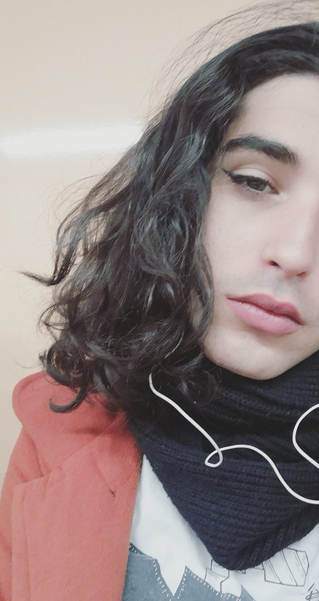 Soy Alejandra, chica trans de 22 años, en dos meses 23 ya. Hace poco más de un año me acepté de verdad y me visibilicé como la mujer que soy. Gracias a toda la visibilidad que pude ver y a vuestra valentía y fuerza, gracias a todas y todos de verdad #DiaDeLaVisibilidadTrans