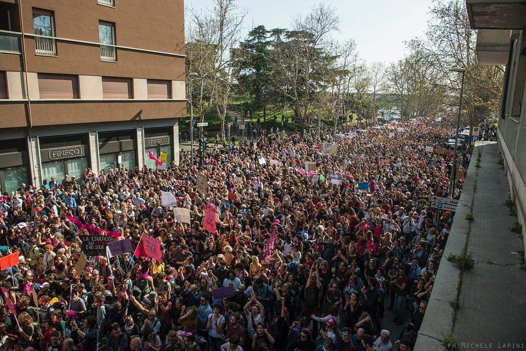 nonunadimeno's tweet photo. Una giornata storica per Verona, una risposta inequivocabile a governo e forze reazionarie riunite al #WFCverona. Più di 150mila persone in piazza a #veronatransfemminista
Oggi Assemblea transnazionale #NonUnaDiMeno 
https://t.co/DzZ2hAKmwA https://t.co/8XIuM906rt