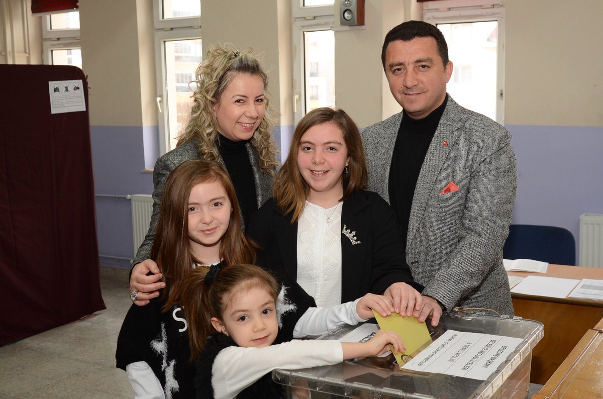 Memleketimize hizmet etmek için çıktığımız bu kutlu yolda, ailemle birlikte oyumuzu kullandık. İlçemiz için hayırlı uğurlu olsun. Hizmet bizden takdir sizden.