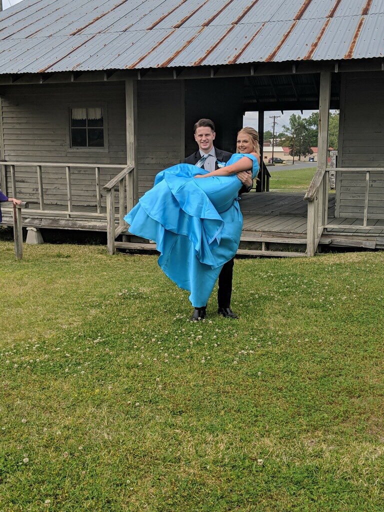 destinykay15's tweet photo. i never want to stop making memories with you 😍 definitely had the hottest date 🤤#srprom https://t.co/75VtK5b72h