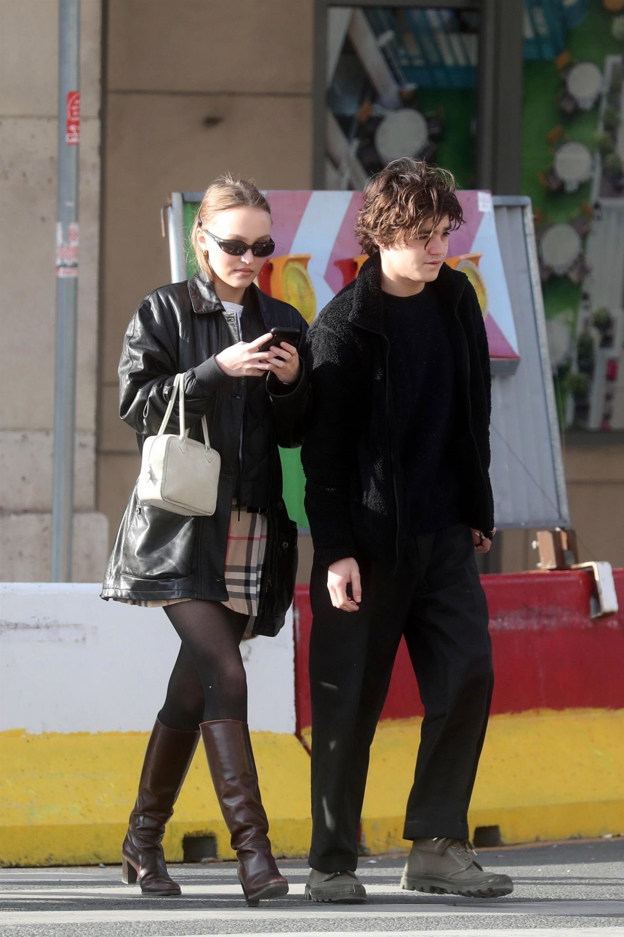 Twitter 上的Lily-Rose World："Lily-Rose Depp and her brother Jack out in Paris #LilyRoseDepp https://t.co/CKnMsN9Qhw" / Twitter