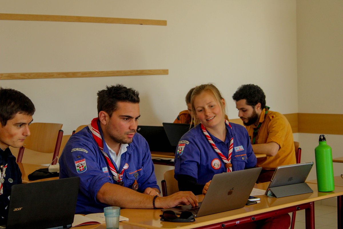 LaToileScoute's tweet photo. La formation a recommencé aujourd'hui, nos photographes, vidéastes et responsables communication en herbe sont au taquet pour tout maîtriser ! 
#ScoutCom https://t.co/dKFjGxE36i