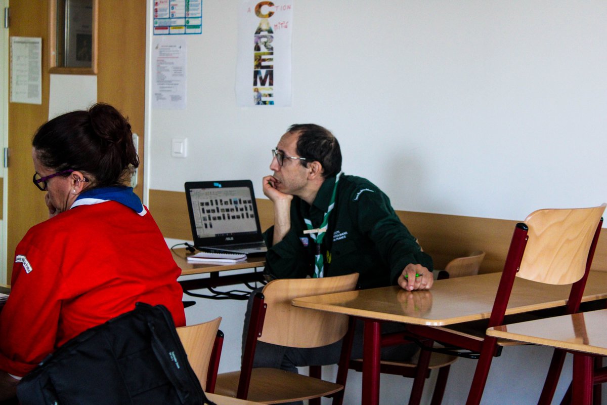 LaToileScoute's tweet photo. La formation a recommencé aujourd'hui, nos photographes, vidéastes et responsables communication en herbe sont au taquet pour tout maîtriser ! 
#ScoutCom https://t.co/dKFjGxE36i