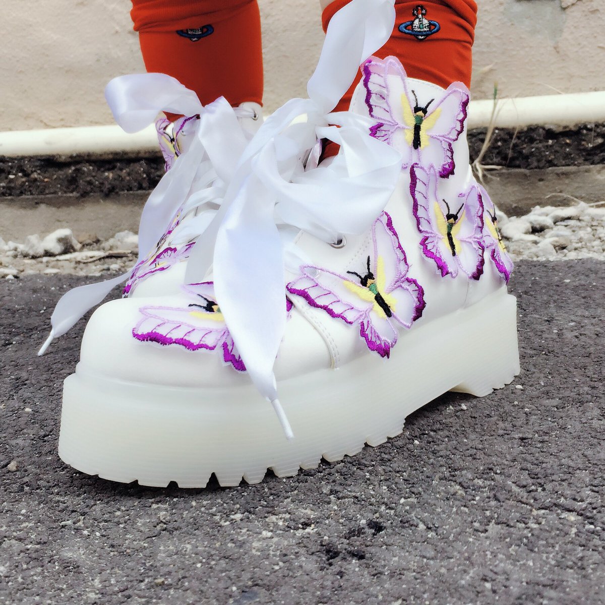 ra20022006's tweet image. #YRU 歩くたびにヒラヒラとはためく蝶の厚底ブーツ🦋カラーはブラック&amp;amp;ホワイトの2色展開。ロマンチックとカジュアルのバランスが絶妙です。
xxxegxxx.shop-pro.jp/?pid=103193295
xxxegxxx.shop-pro.jp/?pid=103193791
#shopromanesco #エピキュリアンガーデン