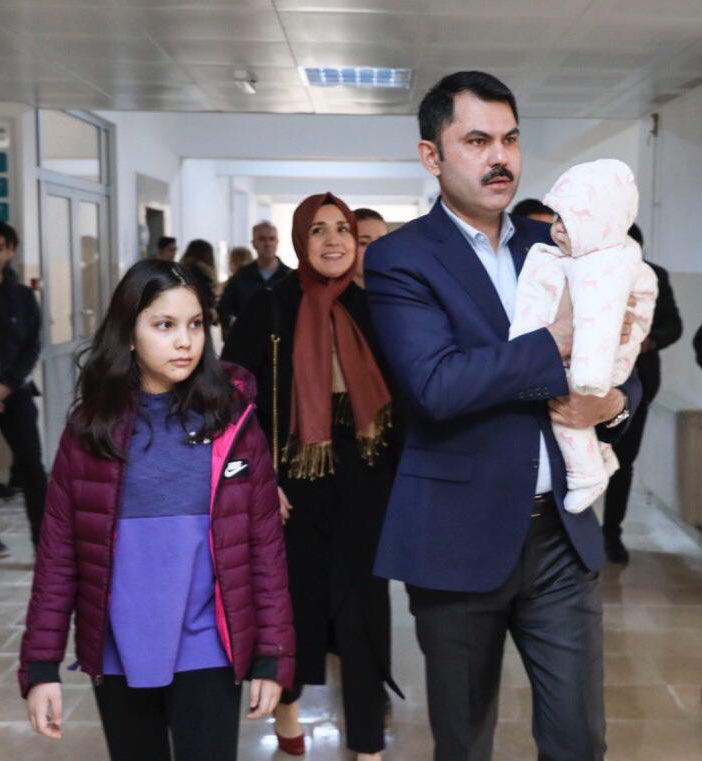 TCBakanlarTweet's tweet photo. RT murat_kurum: Ülkemizin ve şehirlerimizin geleceği için oyumuzu kullandık. Hayırlı uğurlu olsun

#Seçim2019
#TürkiyeiçinİleriDahaİleri https://t.co/wDZm6BKa2g