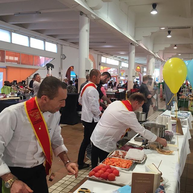 cuisinecannoise's tweet photo. Les Disciples d'Escoffier @disciples_escoffier_int sont aux manettes ce matin dimanche 31 mars au @marcheforville pour la 4e Cuisine Cannoise en Fête #heterocosmique #anamorphose #roman#fiction #bookstagram #bookaddict#ideelecture #envielecture #litterature #livre#livrestagr… https://t.co/pWZfwAx71v