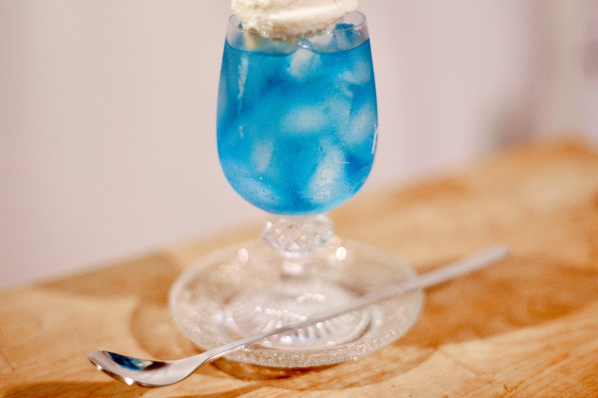 昨日の配信のクリームソーダ。雨がしとしと降っていたので水色で作り