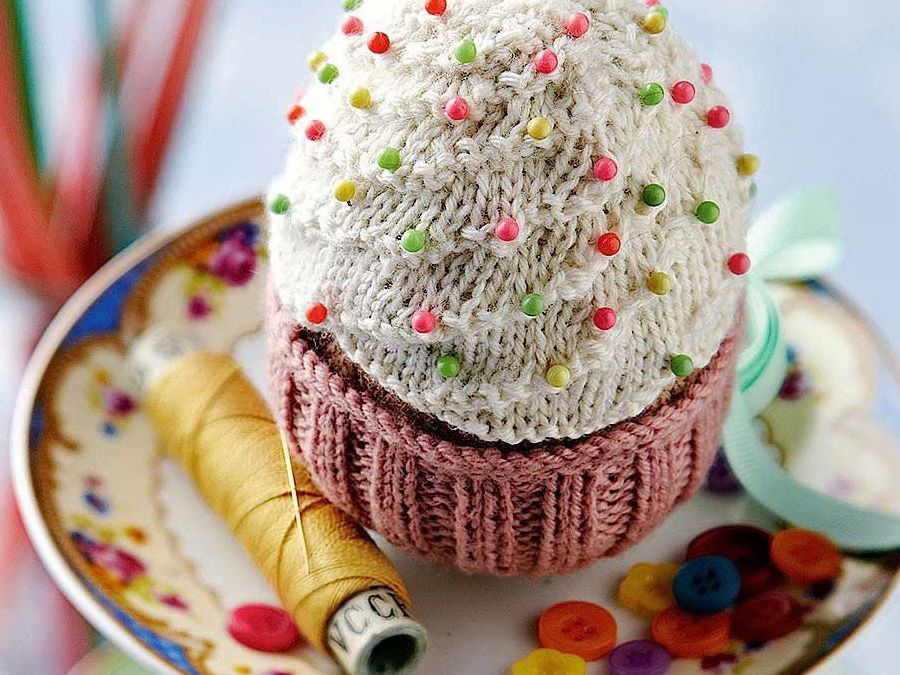 SimplyKnitMag's tweet image. It's the final day of @WorldCraftWeek and today's theme is Sunday baking. Whether it's bread, cakes or pastries, we'd love to see what you've made! Post a pic using #WorldCraftWeek and #MakeItMindful, and download this cupcake pincushion pattern at bit.ly/2FBcABG.