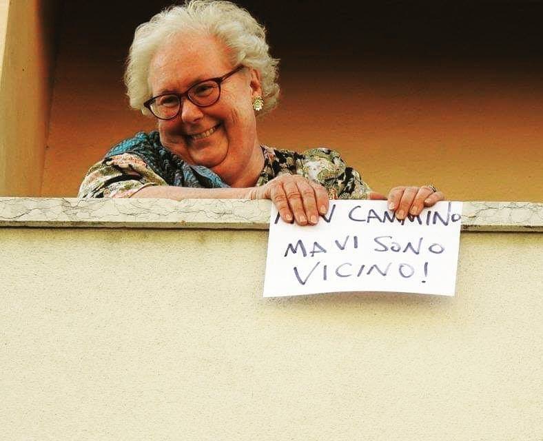 dario_head's tweet photo. Questa era la sciura che ieri a Verona ci salutava dal balcone con un sorriso meraviglioso. Forse la cosa più bella di tutta la giornata. https://t.co/tWDm91RBvh