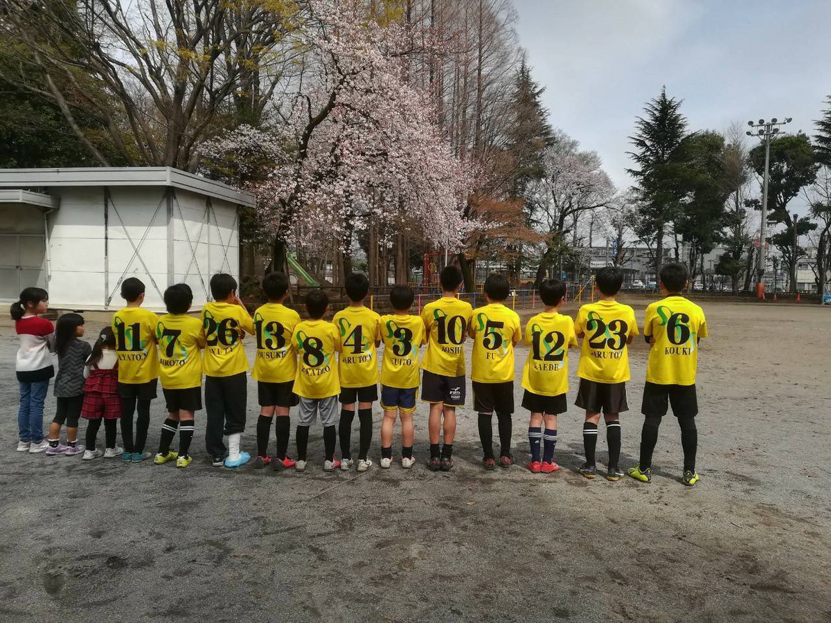 清新サッカースポーツ少年団 19 03 31 30年度6年生とうとう最後の練習日となりました 最終日はコーチからプレゼントされた団ｔシャツを身に纏い練習vs保護者ミニゲームをしました そして最後はいつもと変わらずコーチとのミーティングです 6年間お疲れ様