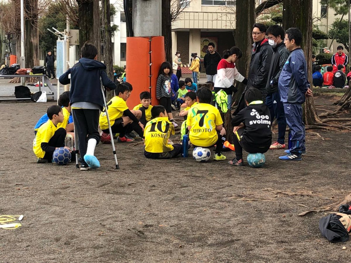 清新サッカースポーツ少年団 19 03 31 30年度6年生とうとう最後の練習日となりました 最終日はコーチからプレゼントされた団ｔシャツを身に纏い練習vs保護者ミニゲームをしました そして最後はいつもと変わらずコーチとのミーティングです 6年間お疲れ様