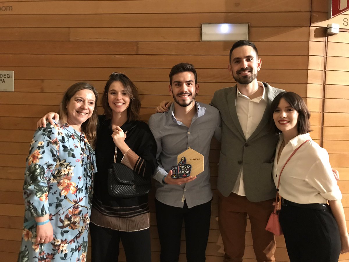 alvaro_FB's tweet photo. Tras la gala la foto @SaveChildrenEs con el equipo ganador del 🥇Oro #HackforGood 2019 👏 Ahora empieza lo bueno: producir juntos esa maravillosa campaña 🎦 #cdec2019 https://t.co/YhJ49s4F2u