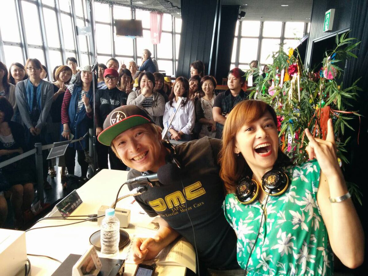 djyoooh's tweet photo. 「Happy Hour!」はおかげさまで5周年。明日4/1(月)は大感謝祭!私も乱入しま〜す!どんちゃん盛りあがろうね〜!懐かしい写真眺めながら、ただいま選曲中〜。愛すべきハピアワDJ’s!!#happy_inter #interfm897 @pondemasao @daiskeide @thomas5514 @MASAHIROgcSB https://t.co/MEKzjaR75T