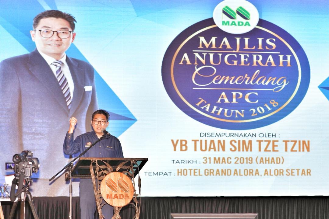mada_malaysia's tweet photo. MADA telah mengadakan Majlis Anugerah Cemerlang (APC) 2018 bagi meraikan 114 kakitangan MADA. Majlis ini telah disempurnakan oleh Timbalan Menteri Pertanian dan Industri Asas Tani, YB Tuan Sim Tze Tzin bertempat di Hotel Grand Alora, Alor Setar. 

#madamabeles
#OurFoodOurFuture https://t.co/ZQxaSV6RfI