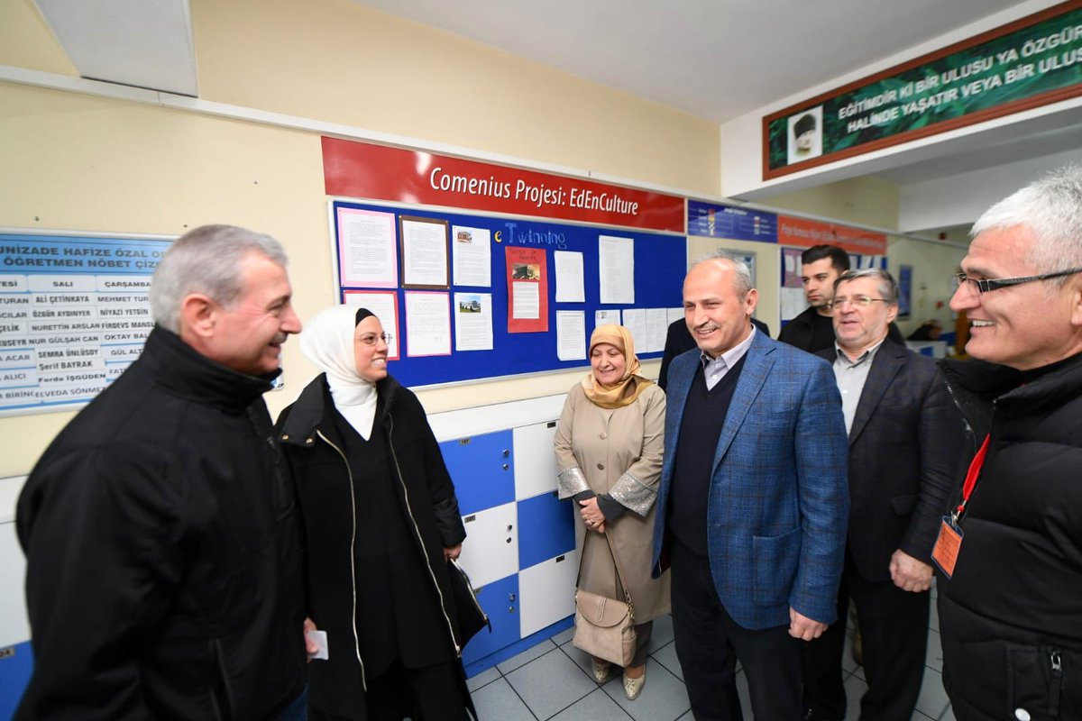 TCBakanlarTweet's tweet photo. RT Mcahidturhan: RT UABakanligi: Bakan Turhan, İstanbul Altunizade Hafize Özal  Ortaokulu 2011 no’lu sandıkta Mahalli İdareler Genel Seçimleri için oy kullandı. https://t.co/7l6thydYCC