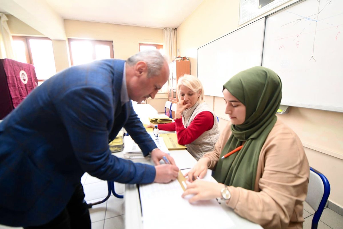 TCBakanlarTweet's tweet photo. RT Mcahidturhan: RT UABakanligi: Bakan Turhan, İstanbul Altunizade Hafize Özal  Ortaokulu 2011 no’lu sandıkta Mahalli İdareler Genel Seçimleri için oy kullandı. https://t.co/7l6thydYCC