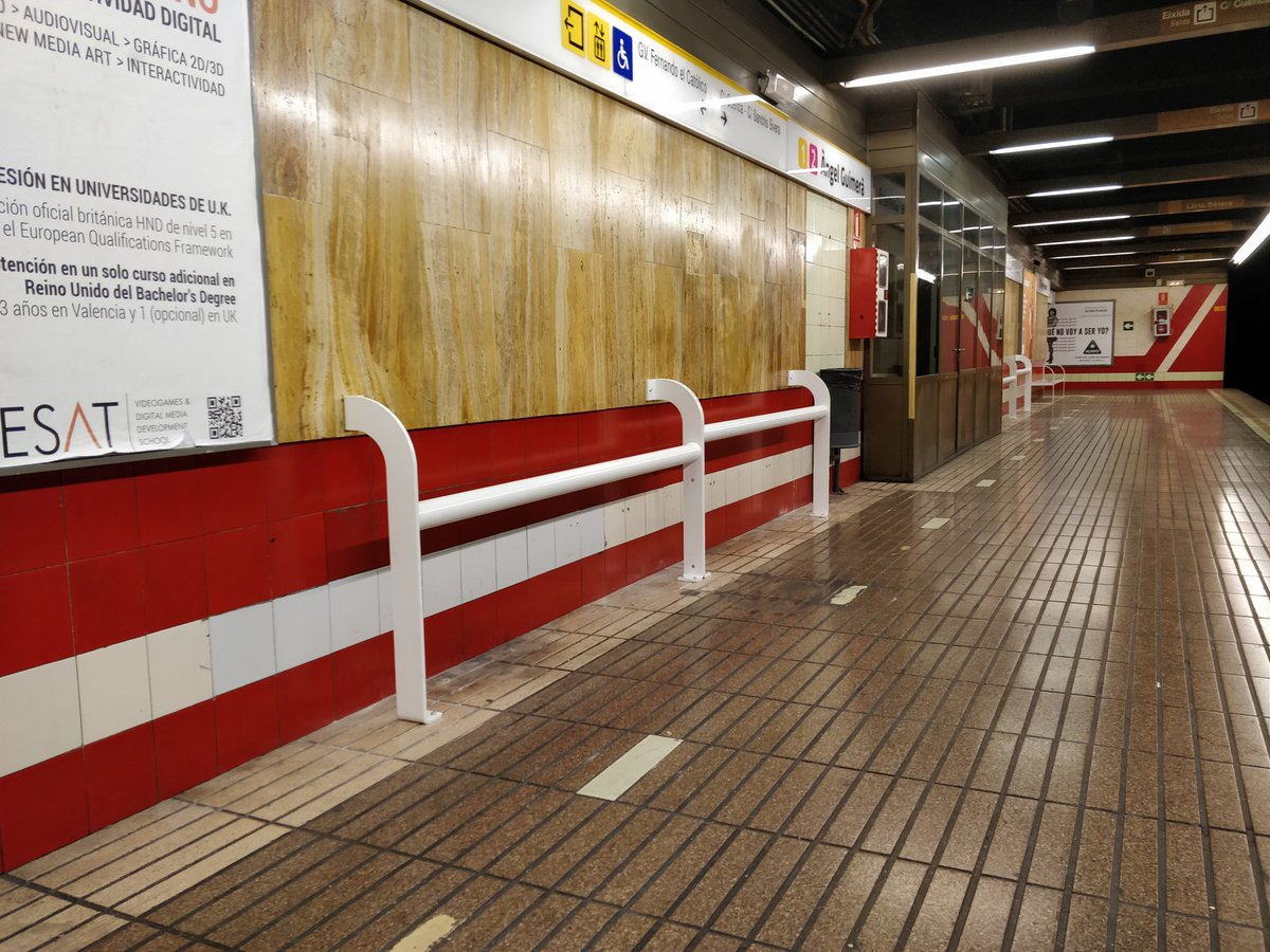 Los nuevos bancos de Ángel Guimerá. Que somos? Gallinas?