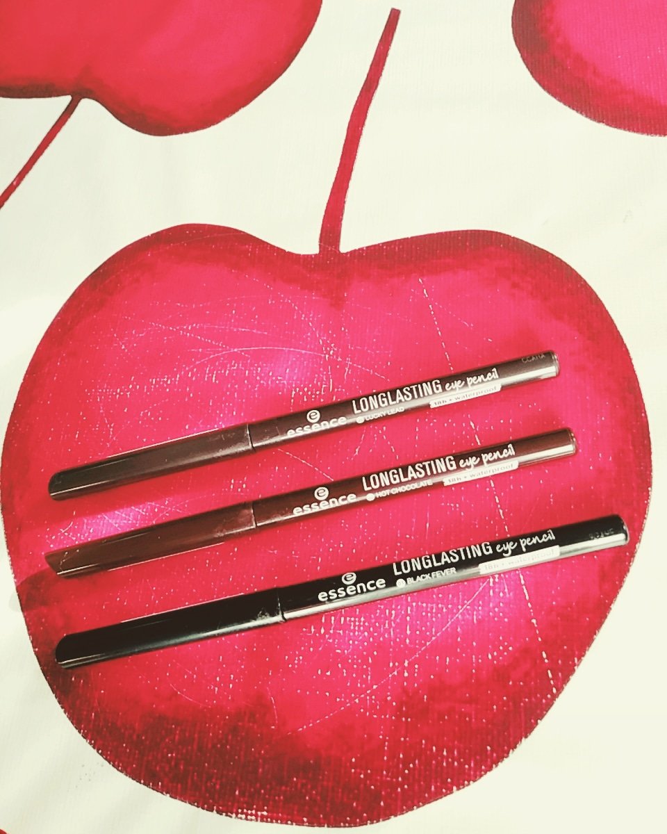 JelensC's tweet photo. Los lápices de Essence 18 horas waterproof, han terminado siendo mis imprescindibles.
💖Son los Long Lasting Eye Pencil.
01 Black Fever
02 Hot Chocolate
20 Lucky Lead
@pprimor @essence_cosmetics #primor #essence #longlasting #eyepencil #BlackFever #HotChocolate #LuckyLead https://t.co/vMcZk5DVzy
