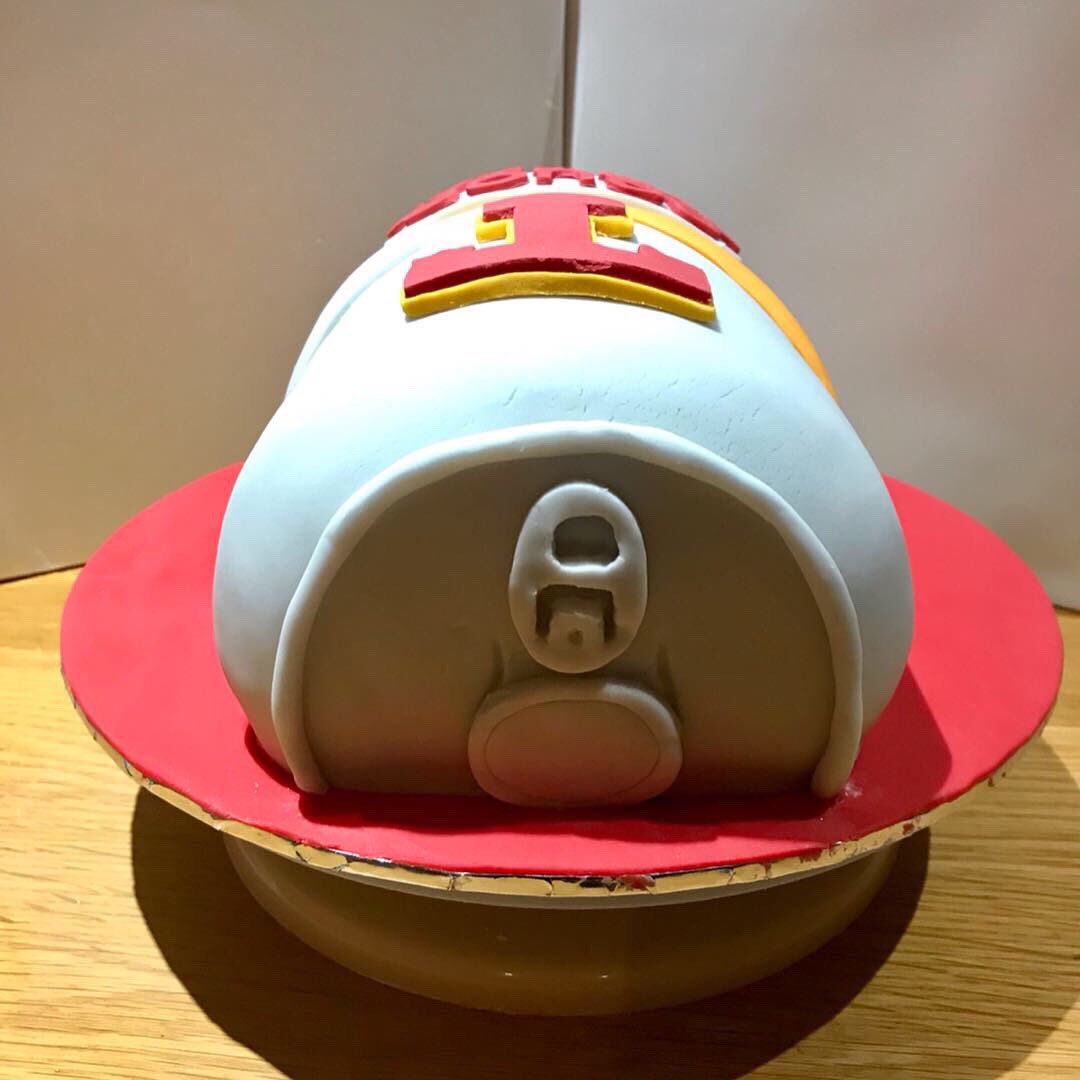 stephmcd90's tweet photo. Made this for a friends dads 70th. He like Tennents so hopefully he likes his cake. #StephsCakes #AmateurBaker #TennentsLagerCake #TennentsCake #BeerCake #BeerCanCake #CanCake #CustomsCakes #CustomCake https://t.co/FFWYBTRZ82