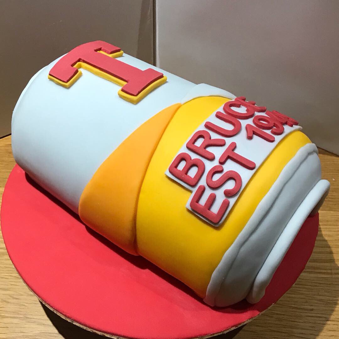 stephmcd90's tweet photo. Made this for a friends dads 70th. He like Tennents so hopefully he likes his cake. #StephsCakes #AmateurBaker #TennentsLagerCake #TennentsCake #BeerCake #BeerCanCake #CanCake #CustomsCakes #CustomCake https://t.co/FFWYBTRZ82