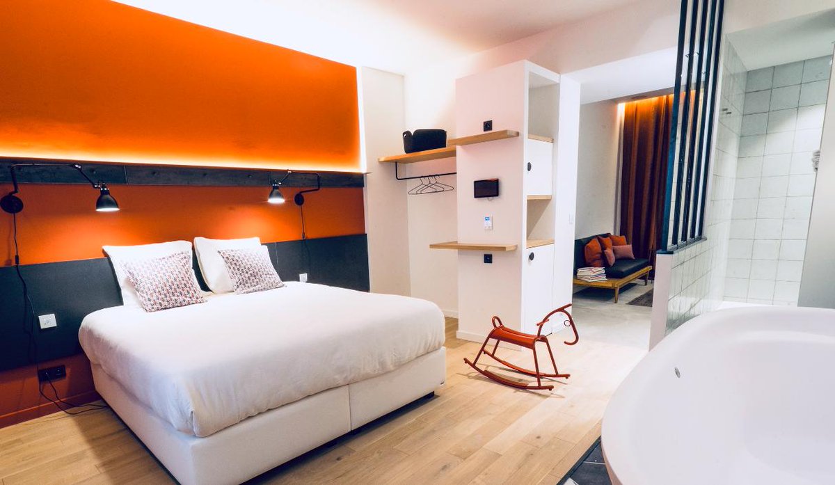 Suite Sienna, couleurs chaudes, baignoire spa, salon et tv connectée Netflix, on profite des dimanches soirs à 100 € ? Vivez la #MiHotelXperience 
.
#MihotelFrance #MiHotelLyon #MiHotel #Lyon #MonLyon #baignoire #SuiteDigitiale #PlaceBellecour #Room #Hotel #Sienna #Champagne