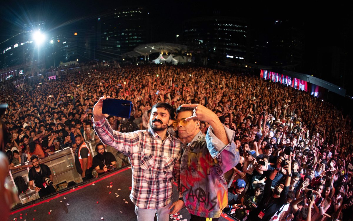 Bhuvan_Bam's tweet photo. Thanks to everyone who waited in the sun for their favourite creators and cheered for them during the performances.🤗
@karanjohar for agreeing to be a part of it. And my bro @Varun_dvn for being the cherry on the cake!♥️
A pro selfie with 12000 people!😍
#GoPopGoYTFF @Vivo_India https://t.co/IDgDERjsMX