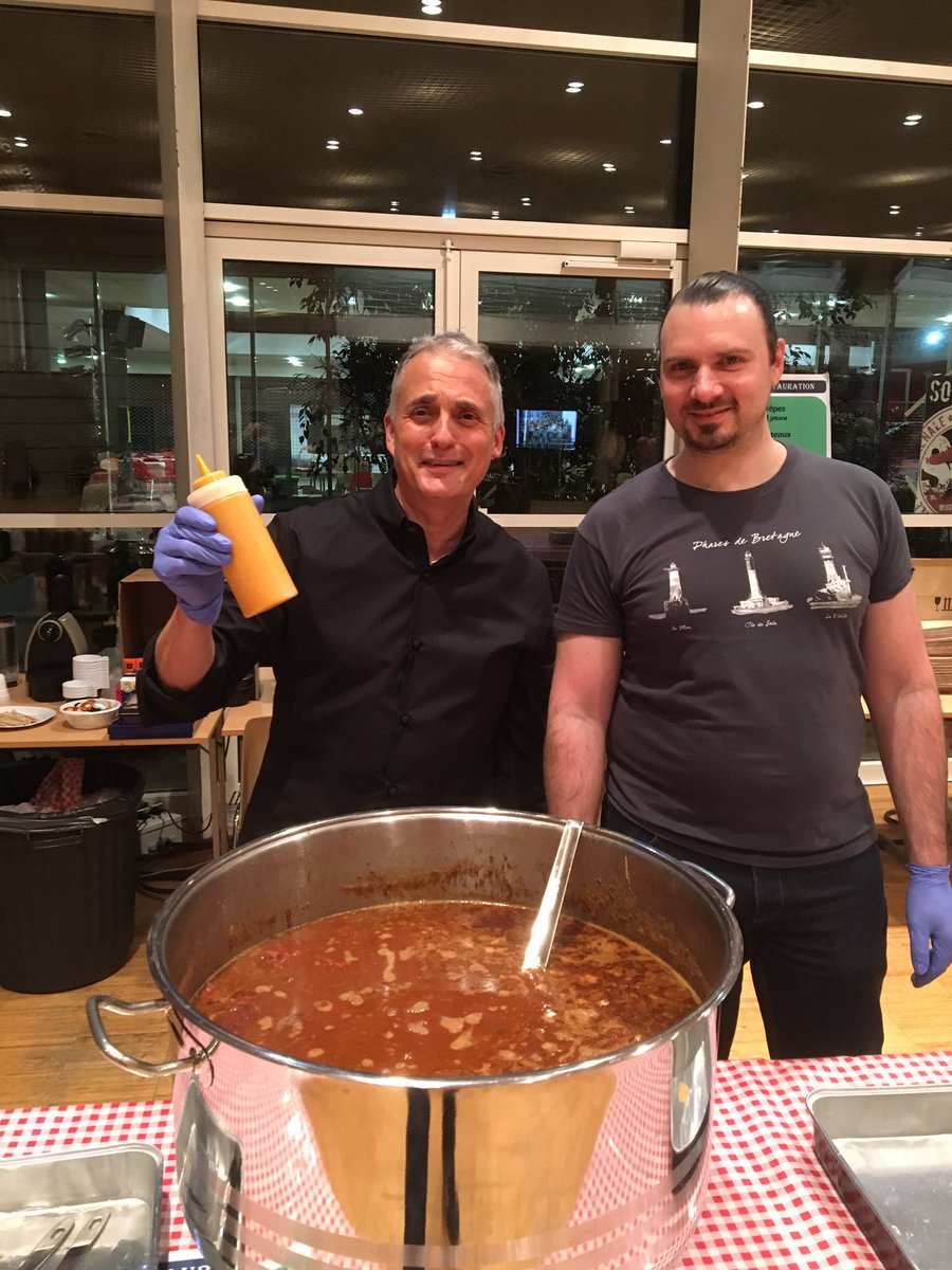 LaGuincheBieres's tweet photo. Grosse journée hier au salon de la bière artisanale de #Chelles! Au menu des échanges avec nos confrères et nos brasseries amies, des explications sur la #bière au public et la participation au repas le soir avec Yann Oudni et Cavavin 
#sortirAChelles #Biereartisanale https://t.co/EEsXDqQeEu