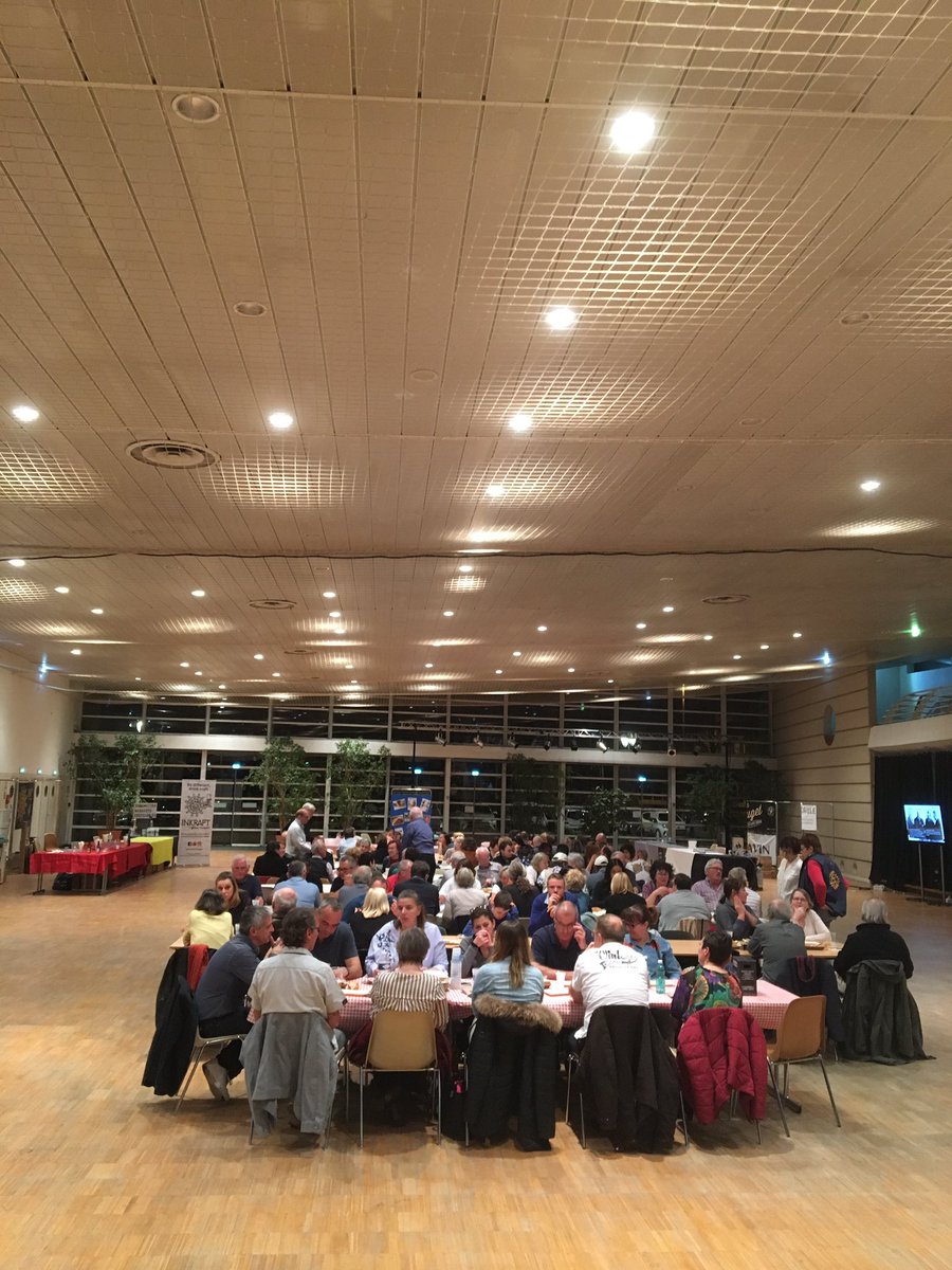LaGuincheBieres's tweet photo. Grosse journée hier au salon de la bière artisanale de #Chelles! Au menu des échanges avec nos confrères et nos brasseries amies, des explications sur la #bière au public et la participation au repas le soir avec Yann Oudni et Cavavin 
#sortirAChelles #Biereartisanale https://t.co/EEsXDqQeEu