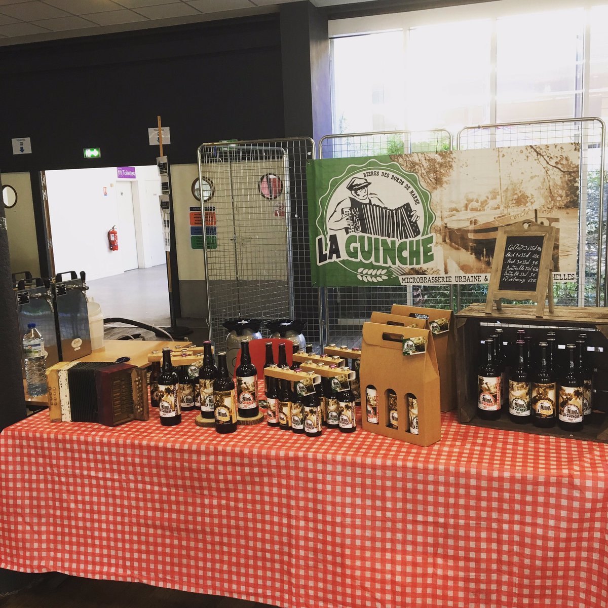 LaGuincheBieres's tweet photo. Grosse journée hier au salon de la bière artisanale de #Chelles! Au menu des échanges avec nos confrères et nos brasseries amies, des explications sur la #bière au public et la participation au repas le soir avec Yann Oudni et Cavavin 
#sortirAChelles #Biereartisanale https://t.co/EEsXDqQeEu