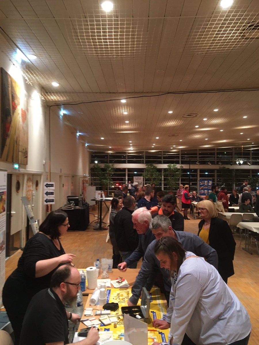 LaGuincheBieres's tweet photo. Grosse journée hier au salon de la bière artisanale de #Chelles! Au menu des échanges avec nos confrères et nos brasseries amies, des explications sur la #bière au public et la participation au repas le soir avec Yann Oudni et Cavavin 
#sortirAChelles #Biereartisanale https://t.co/EEsXDqQeEu