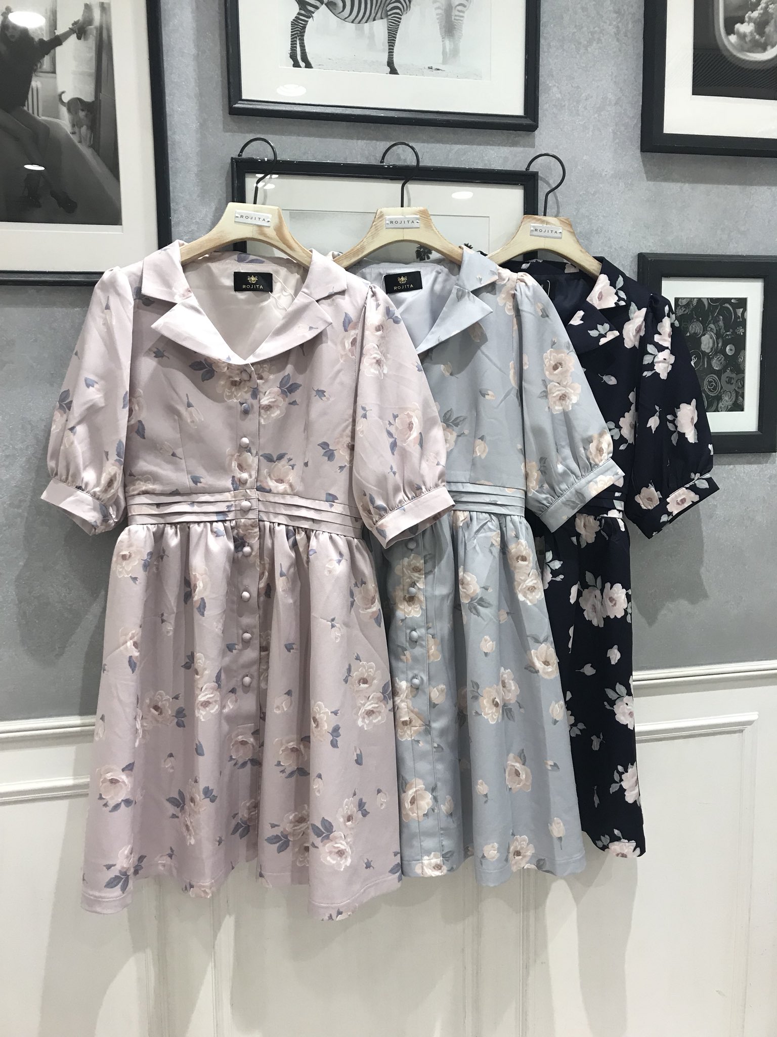 Rojita New Arrival テーラードフラワーワンピース ピンク ブルー ネイビー 7 900 Tax 涼しげなデザインで 今から夏までお使いいただけるワンピースです 双子コーデもより可愛らしくなるのでオススメですよ Rojita ワンピース T