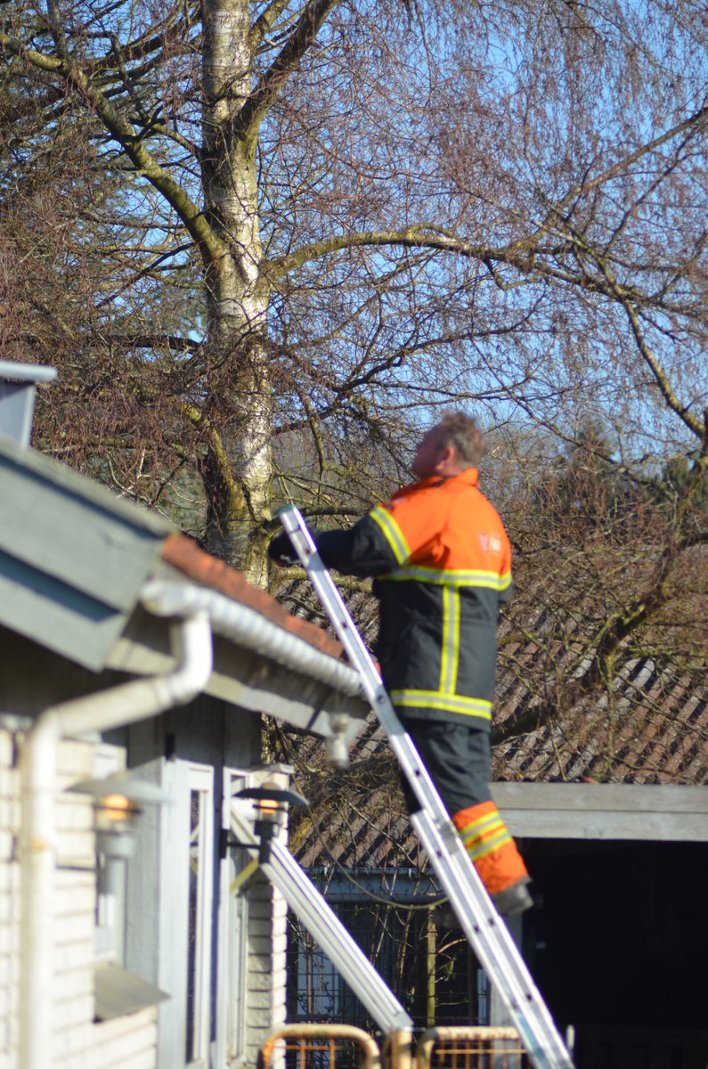 pressefotosdk's tweet photo. Skorstensbrand i Aarup søndag morgen. 
#skorstensbrand #brand #aarup #fyn #nyheder https://t.co/qsEBY3V1B5