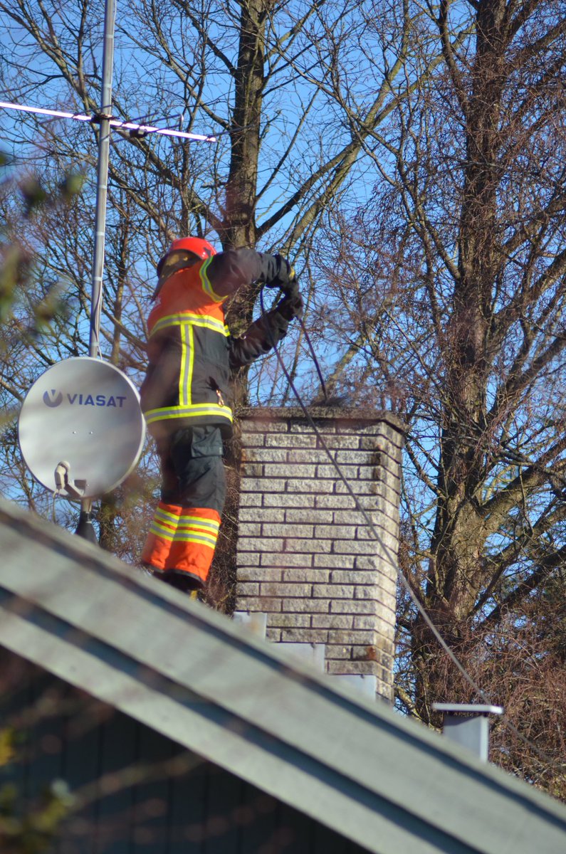 pressefotosdk's tweet photo. Skorstensbrand i Aarup søndag morgen. 
#skorstensbrand #brand #aarup #fyn #nyheder https://t.co/qsEBY3V1B5