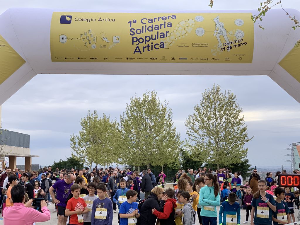 ColegioArtica's tweet photo. #rumners 1ª Carrera #Solidaria Popular Ártica. Arranca la primera carrera infantil #Carabanchel #FGA #AutoescuelaLara #Soalco #ElMercante #Bernimabel #GrupoCooperativoCajamar #GrupoNorteños #Helvetia #Edelvives #FundaciónAladina https://t.co/jpN13Fgj0V