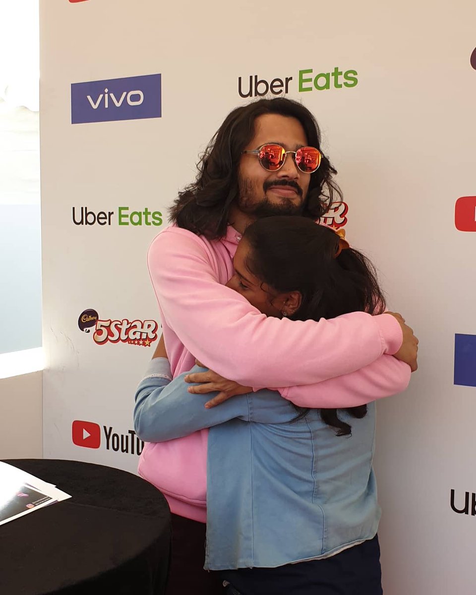 Meghagodse3's tweet photo. Thanks for your warm hugs and sweet selfies BB . You're the best . This year's MnG was damn lit ❤❤❤❤ thanks for the photo in your Instagram story as well @Bhuvan_Bam @Rohitonweb thanks sir for this ❤ #bhuvanbam #BBkivines #ytff #gopopgoytff https://t.co/uCYUNtyJux