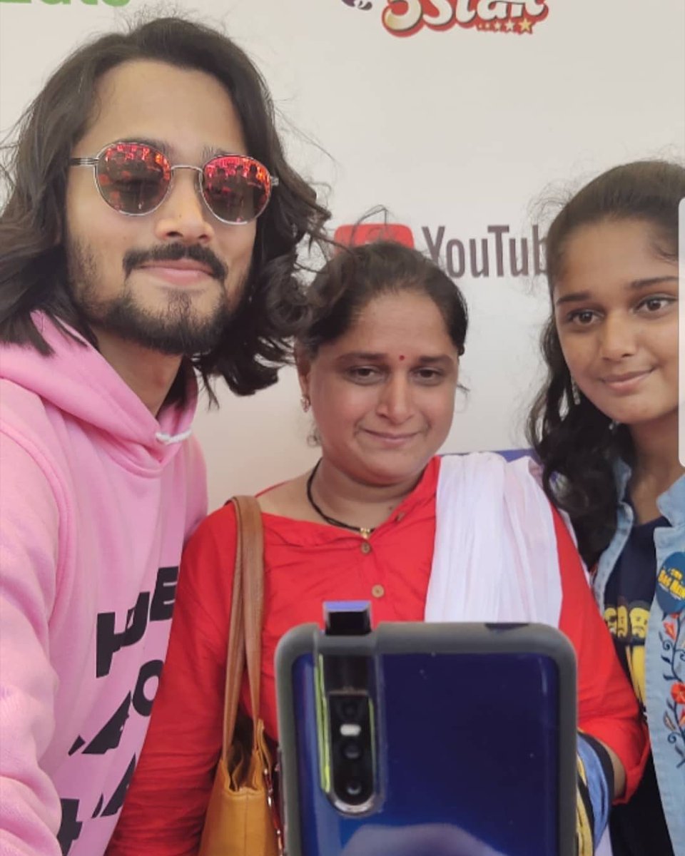 Meghagodse3's tweet photo. Thanks for your warm hugs and sweet selfies BB . You're the best . This year's MnG was damn lit ❤❤❤❤ thanks for the photo in your Instagram story as well @Bhuvan_Bam @Rohitonweb thanks sir for this ❤ #bhuvanbam #BBkivines #ytff #gopopgoytff https://t.co/uCYUNtyJux