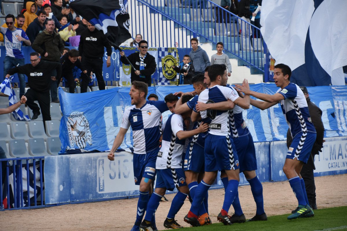 CESabadell's tweet photo. ✅ Dia de partit | 💪🏻 És el moment dels valents! Endavant, Sabadell!

🏆 31a jornada #2bg3
⚽️ @CESabadell - @Academia_VCF 
⏰ 17h
🏟️ Nova Creu Alta
📻 @RadioSabadell 

#CESMatchDay 
#elCESdeTOTS https://t.co/0pBUtTbY3B