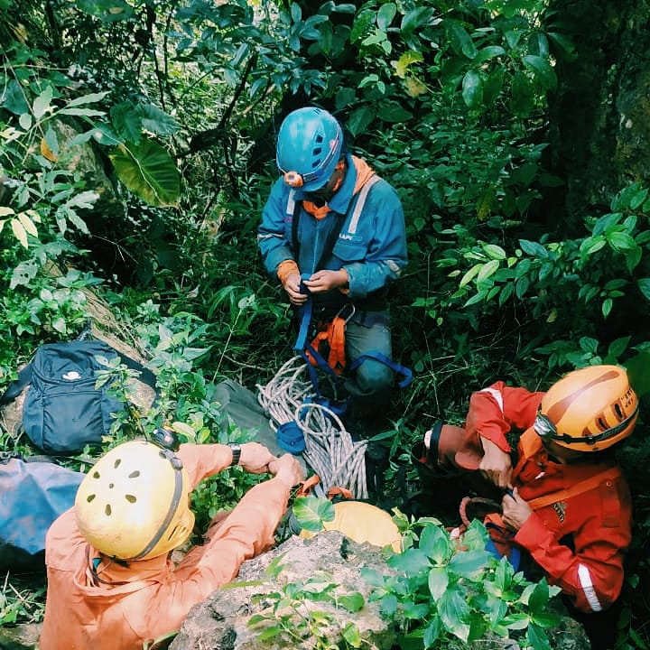 Tim Mabim Caving Acala Abhiwara periapan penelurusan Gua Sanghyang Lawang dengan single rope technique